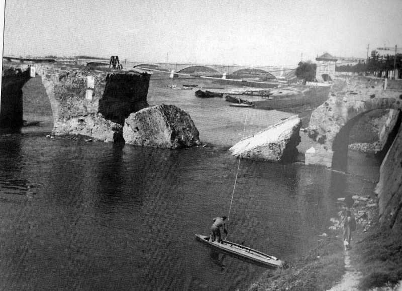 Il ponte coperto di Pavia distrutto in seguito ai bombardamenti. [Fregonese, 2005, p. 116, foto Chiolini e Turconi].