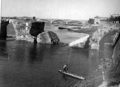 Il ponte coperto di Pavia distrutto in seguito ai bombardamenti. [Fregonese, 2005, p. 116, foto Chiolini e Turconi].