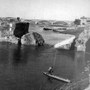 Il ponte coperto di Pavia distrutto in seguito ai bombardamenti. [Fregonese, 2005, p. 116, foto Chiolini e Turconi].