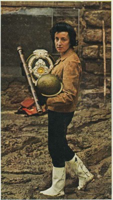 Maria Luisa Bonelli durante l'alluvione di Firenze del 1966. [Istituto e Museo di Storia della Scienza, Firenze].