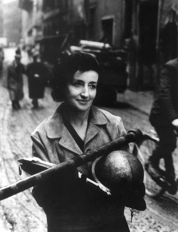 Maria Luisa Bonelli durante l'alluvione di Firenze del 1966. [Istituto e Museo di Storia della Scienza, Firenze]. 