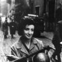 Maria Luisa Bonelli durante l'alluvione di Firenze del 1966. [Istituto e Museo di Storia della Scienza, Firenze]. 