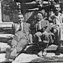 Da sinistra seduti: Enrico Fermi, Nello Carrara, Franco Rasetti. Dietro di loro, Rita Brunetti. Firenze 1925. [Buttaro, Rossi, 2007].