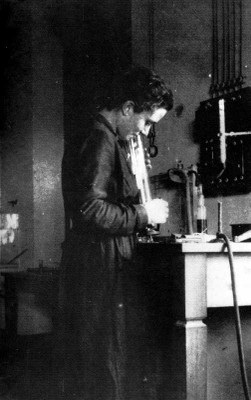 Daria Bocciarelli in laboratorio ad Arcetri. [B. Rossi, 1987].