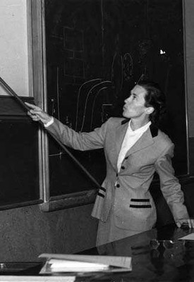 Daria Bocciarelli parla durante il 1° Congresso Nazionale della Società Italiana di Microscopia Elettronica, inaugurato a Roma il 4 maggio 1957 [G. Donelli 2008, p. 26]