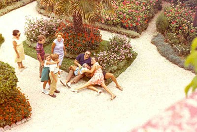 Emma (prima a sx.) a Palombina, nel giardino della villa dei cugini Pincherle, alla fine degli anni ’60. [Archivio privato, Dr. Maurizio Pincherle].