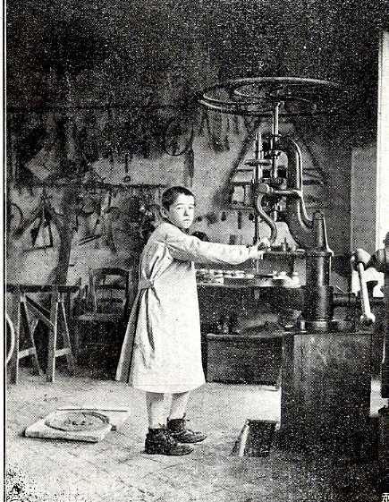 Un bambino al lavoro nella falegnameria, nella colonia scuola Antonio Marro [Guicciardi, 1922]