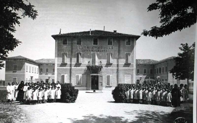 Fotografia scattata all'esterno della  Colonia Antonio Marro; la dott.ssa è ritratta alle spalle del gruppo delle bambine [Archivio privato]. 