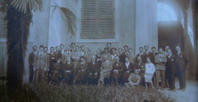 Foto di gruppo di Golgi con i suoi allievi, alla sua destra Costanza Boccadoro, 1920 c.a [Mazzarello, 2006, ill n.16]