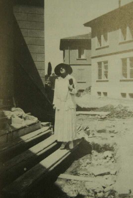 Maria Bortolotti nel cantiere della villa della coop. Petrarca. Foto dell'archivio Bortolotti [Abati, Barozzi, Toschi, 1988, p.233]