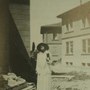 Maria Bortolotti nel cantiere della villa della coop. Petrarca. Foto dell'archivio Bortolotti [Abati, Barozzi, Toschi, 1988, p.233]